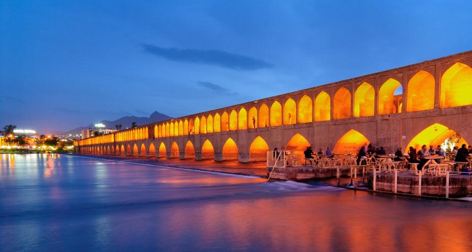 Die Si-o-seh-Brücke, Isfahan, Iran (© Andrea Thompson Photography/Getty Images) &copy; (Bing Germany)