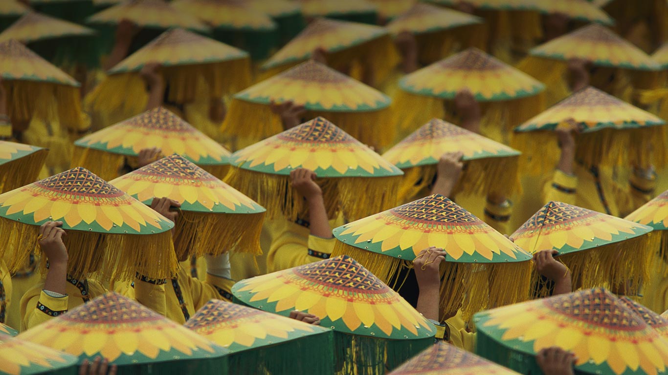 头戴圆锥形帽子的巡游者 (© Paul Chesley/National Geographic/Getty Images)(Bing China)