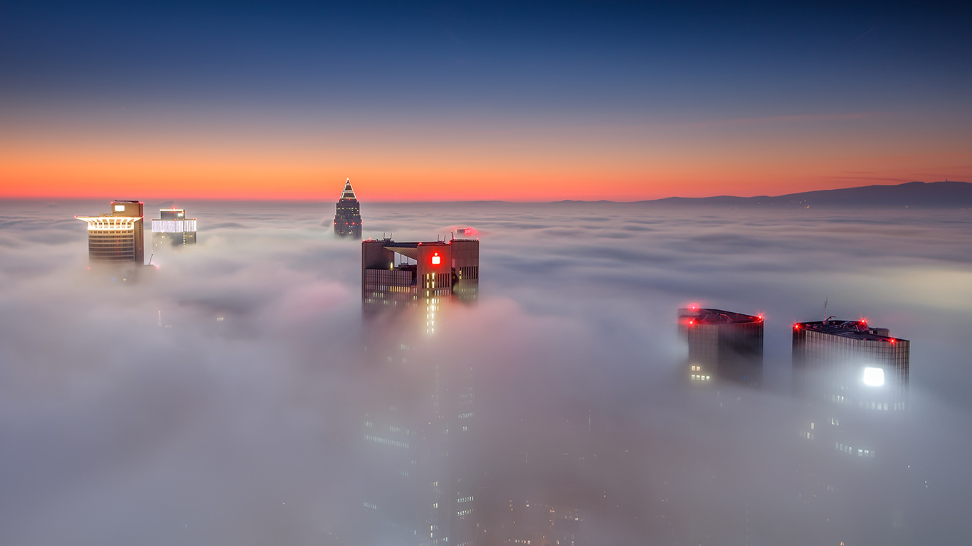 Nebelumhüllte Wolkenkratzer in Frankfurt am Main, Hessen, Deutschland (© Boris Jordan Photography/Moment/Getty Images)(Bing Deutschland)