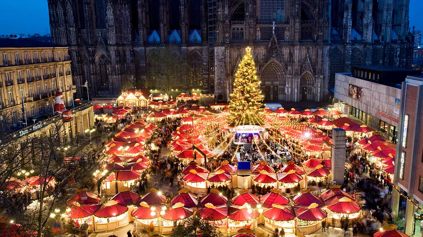 Weihnachtsmarkt vor dem Kölner Dom, Köln, Nordrhein-Westfalen, Deutschland (© Sabine Lubenow/imageBROKER/age fotostock)(Bing Deutschland)