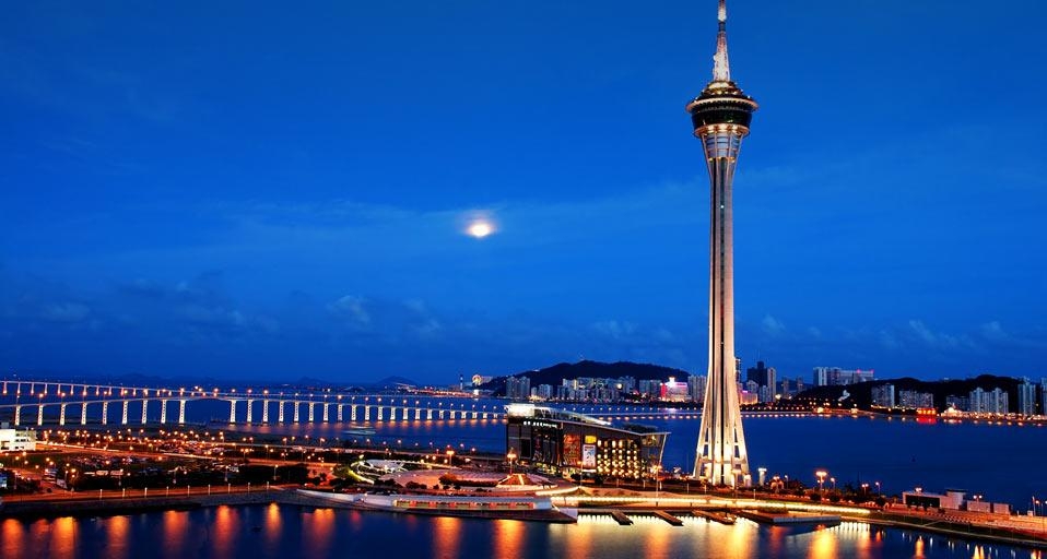 澳门观光塔夜景 (© Panther Media/age fotostock) &copy; (Bing China)