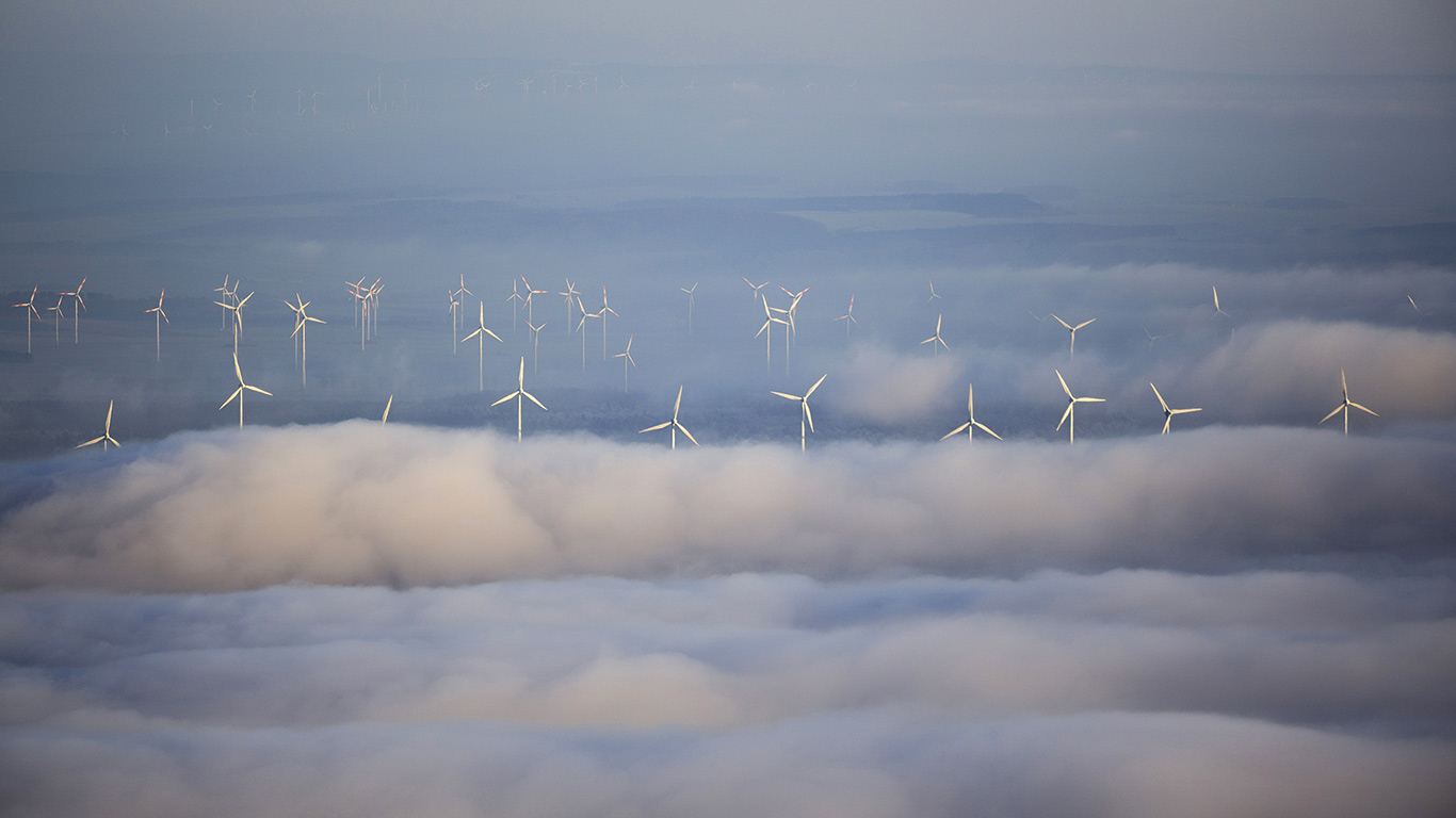Windkrafträder umgeben von Wolken, Marsberg, Sauerland, Nordrhein-Westfalen, Deutschland (© Hans Blossey/imageBROKER/REX/Shutterstock)(Bing Deutschland)