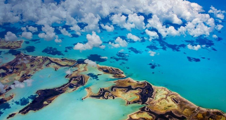 鸟瞰巴哈马海岸 (© Jeremy Woodhouse/Getty Images) &copy; (Bing China)