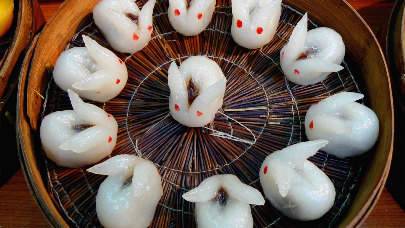 上海七宝古镇，可爱的红豆兔子 (© Photography by Berengere Treluyer/Moment/Getty Images)(Bing China)