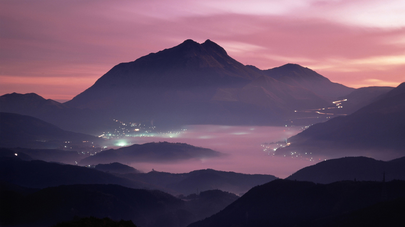 ｢由布岳と由布院盆地｣大分, 由布市 (© Fotosearch/SuperStock）(Bing Japan)