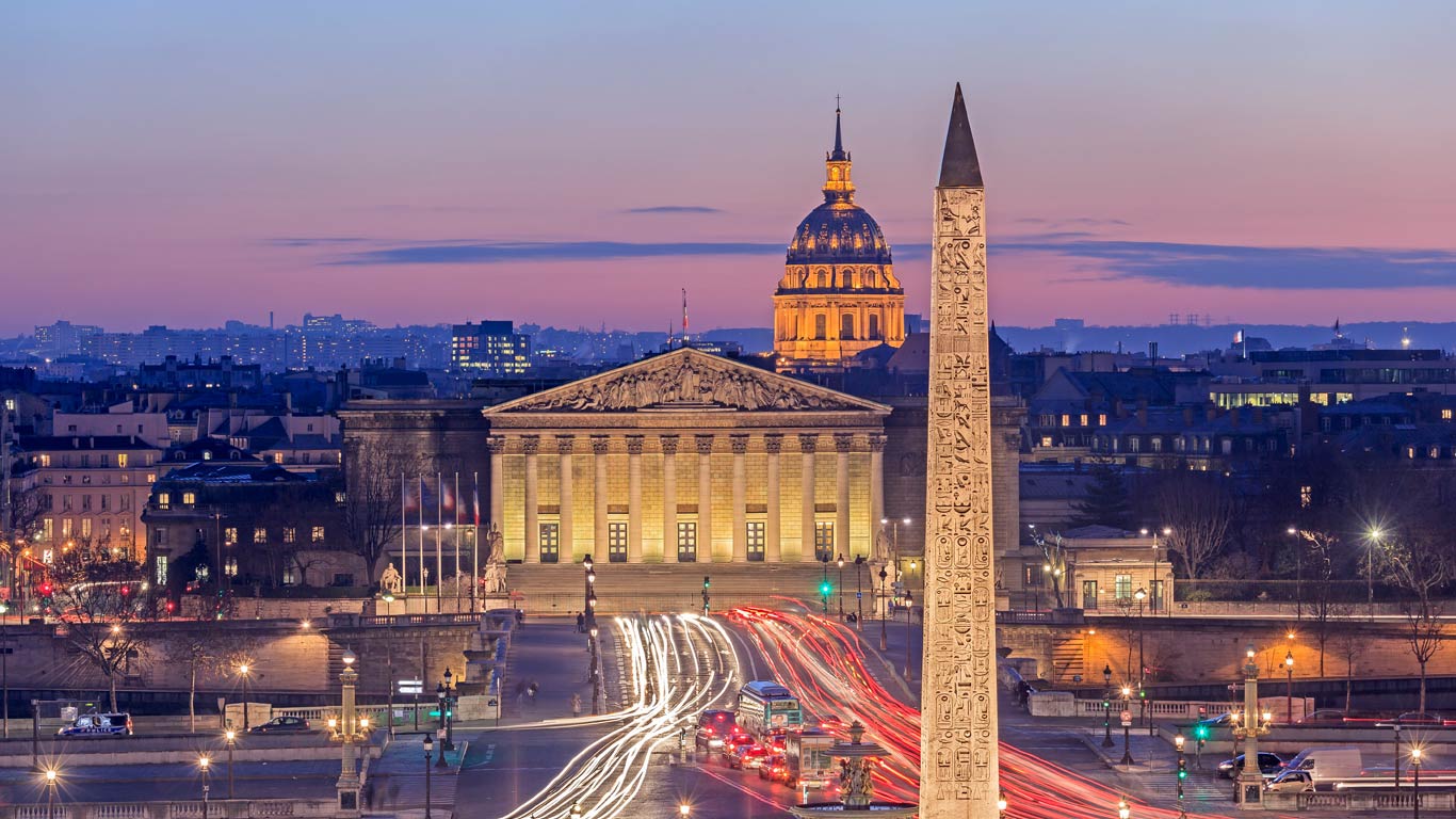 Place de la Concorde, Obélisque, Assemblée Nationale et Invalides de nuit à Paris (© Pascal Ducept/hemis.fr/Getty Images)(Bing France)