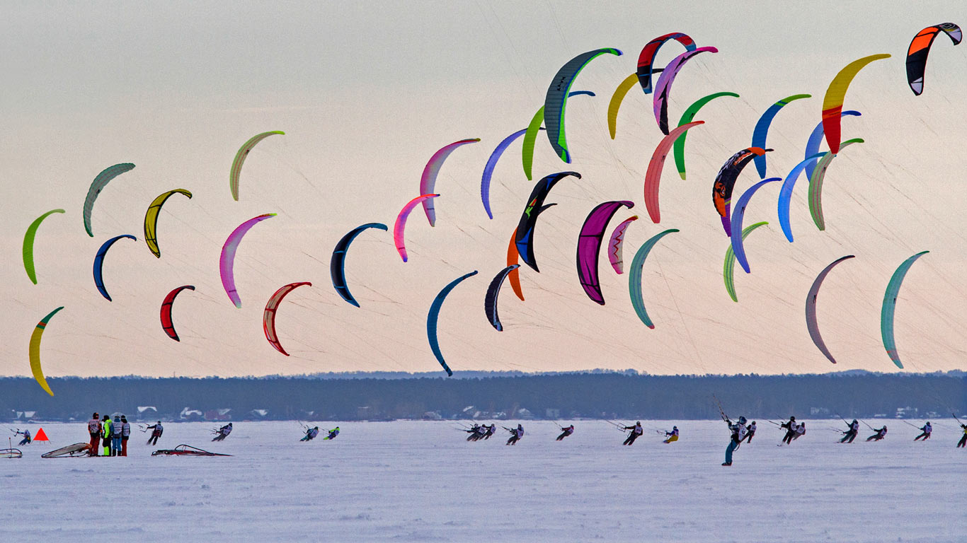 “西伯利亚杯”冬季风筝冲浪比赛，俄罗斯新西伯利亚 (© Kirill Kukhmar/Getty Images)(Bing China)