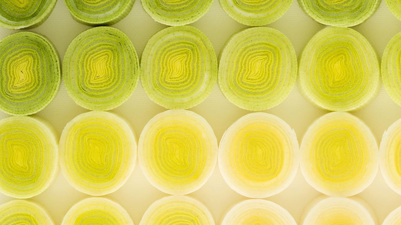 切成薄片的葱 (© MARTIN RICHARDSON/a.collectionRF/Getty Images)(Bing China)