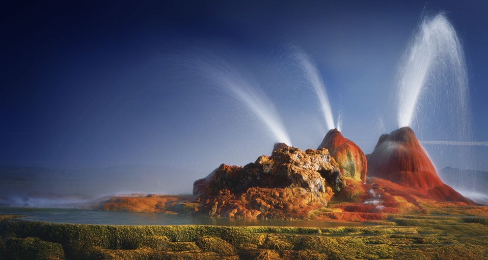 Geysers erupt in the Black Rock Desert in Nevada -- Scott T. Smith/CORBIS &copy; (Bing Canada)