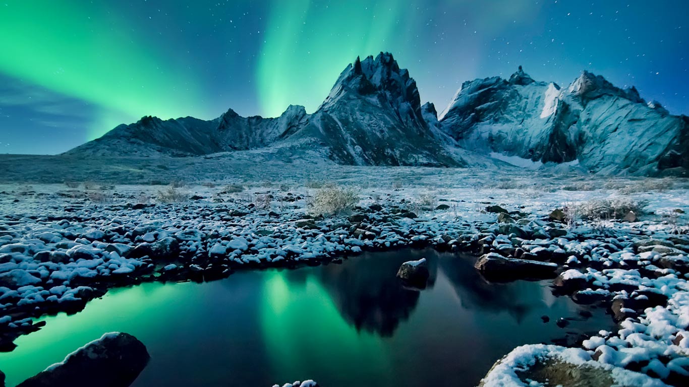 加拿大育空地区，墓碑山地公园上空的北极光 (© Nagesh Mahadev)(Bing China)