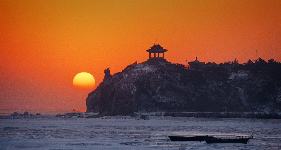 河北秦皇岛北戴河鸽子窝景区 (© View Stock/Stock Connection/Aurora Photos) &copy; (Bing China)