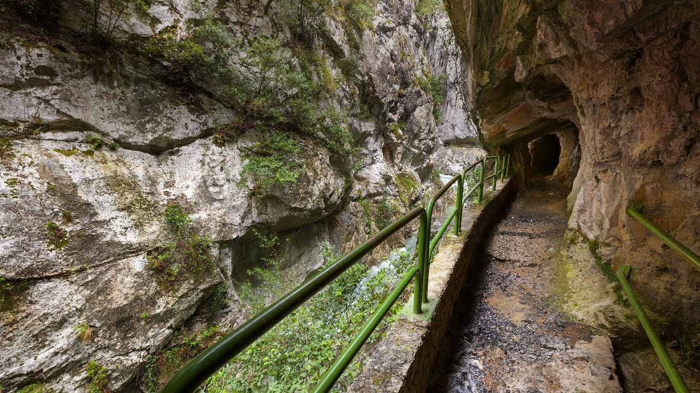 Wanderweg durch die Cares-Schlucht (Garganta del Cares) im Picos de Europa-Nationalpark, Kastilien und León, Spanien (© Sebastian Wasek/SuperStock)(Bing Deutschland)