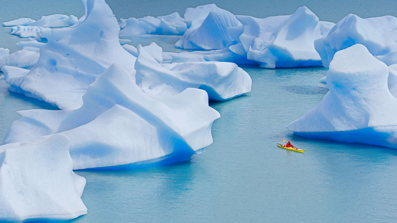 Ein Kajakfahrer auf dem See Lago Grey im Nationalpark Torres del Paine, Chile (© Marco Simoni/Aurora Photos)(Bing Deutschland)