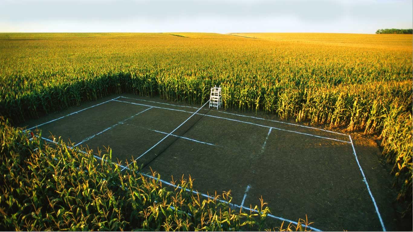 Un terrain de tennis au milieu d’un champs de maïs au Nebraska, États-Unis (© Joel Sartore/Getty Images)(Bing France)