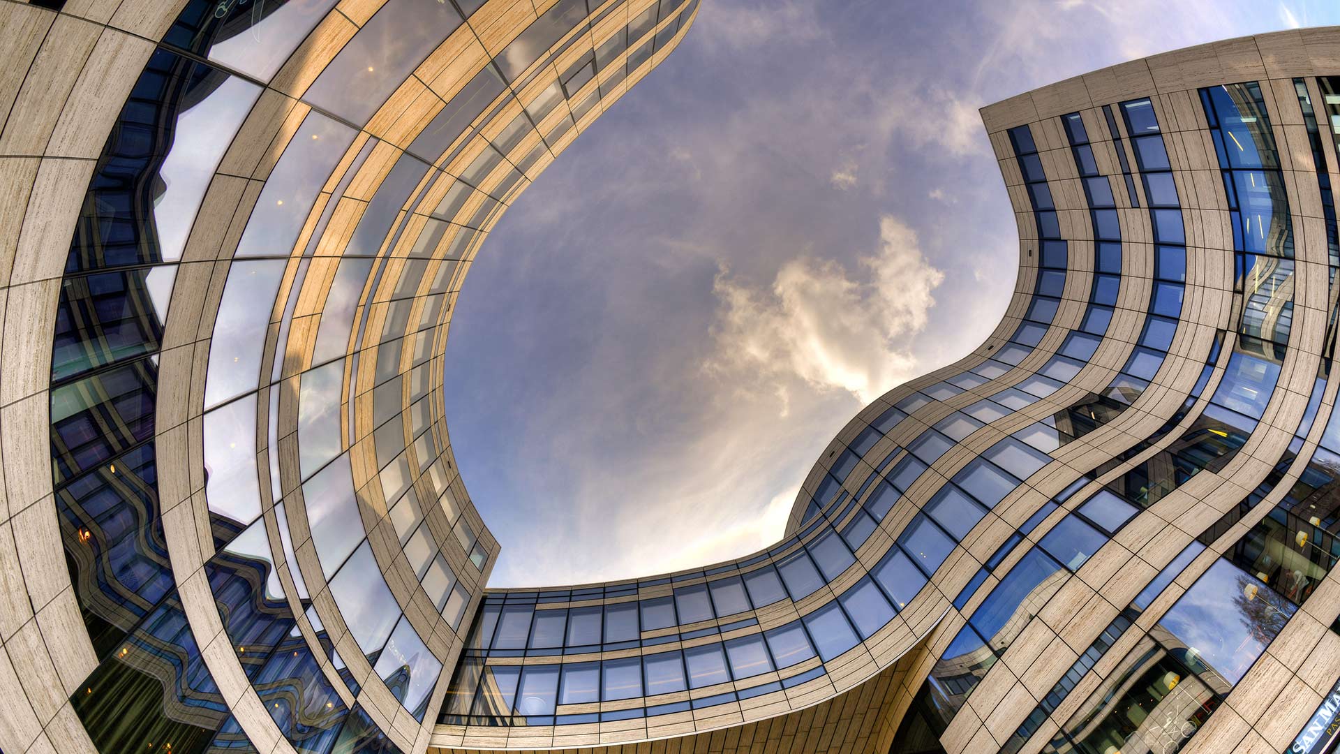 Büro- und Gewerbegebäude, Kö-Bogen nach Entwürfen von Architekt Daniel Libeskind, Düsseldorf, Nordrhein-Westfalen (© imageBROKER/Alamy Stock Photo)(Bing Deutschland)