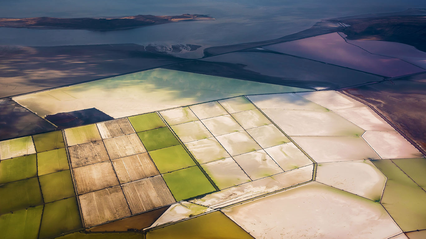 大盐湖的太阳能蒸发池，美国犹他州 (© Robert L. Potts/Offset)(Bing China)