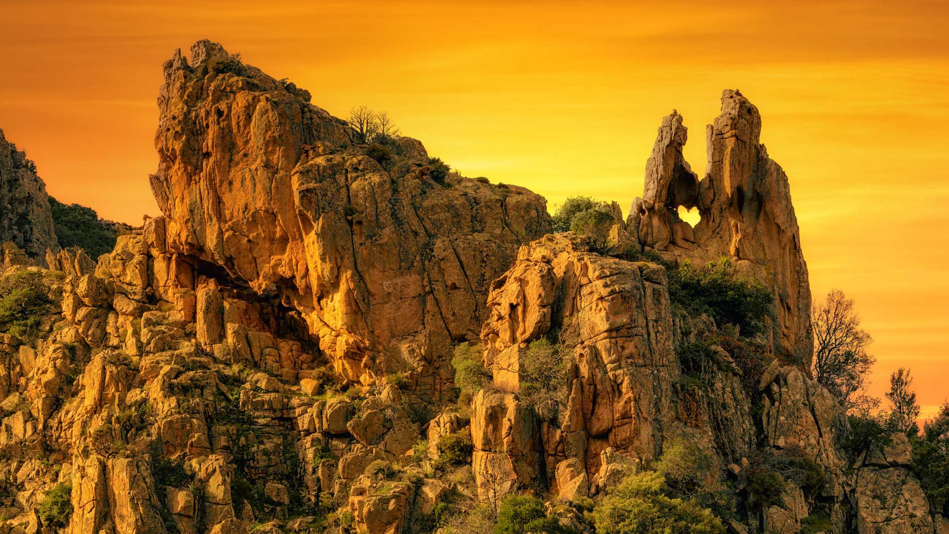 Calanques de Piana岩层上的一个心形洞，法国科西嘉岛 (© joningall/Getty Images)(Bing China)