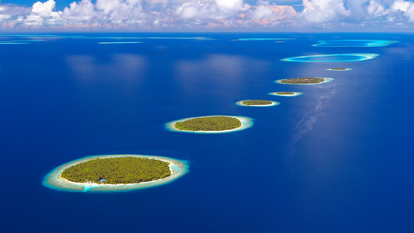 Luftaufnahme des Südlichen Maalhosmadulu-Atolls, Malediven (© Sakis Papadopoulos/Getty Images)(Bing Deutschland)
