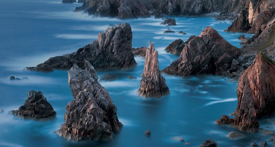 Rugged sea stacks of the Isle of Lewis, Scotland -- Jim Richardson/Corbis &copy; (Bing Canada)