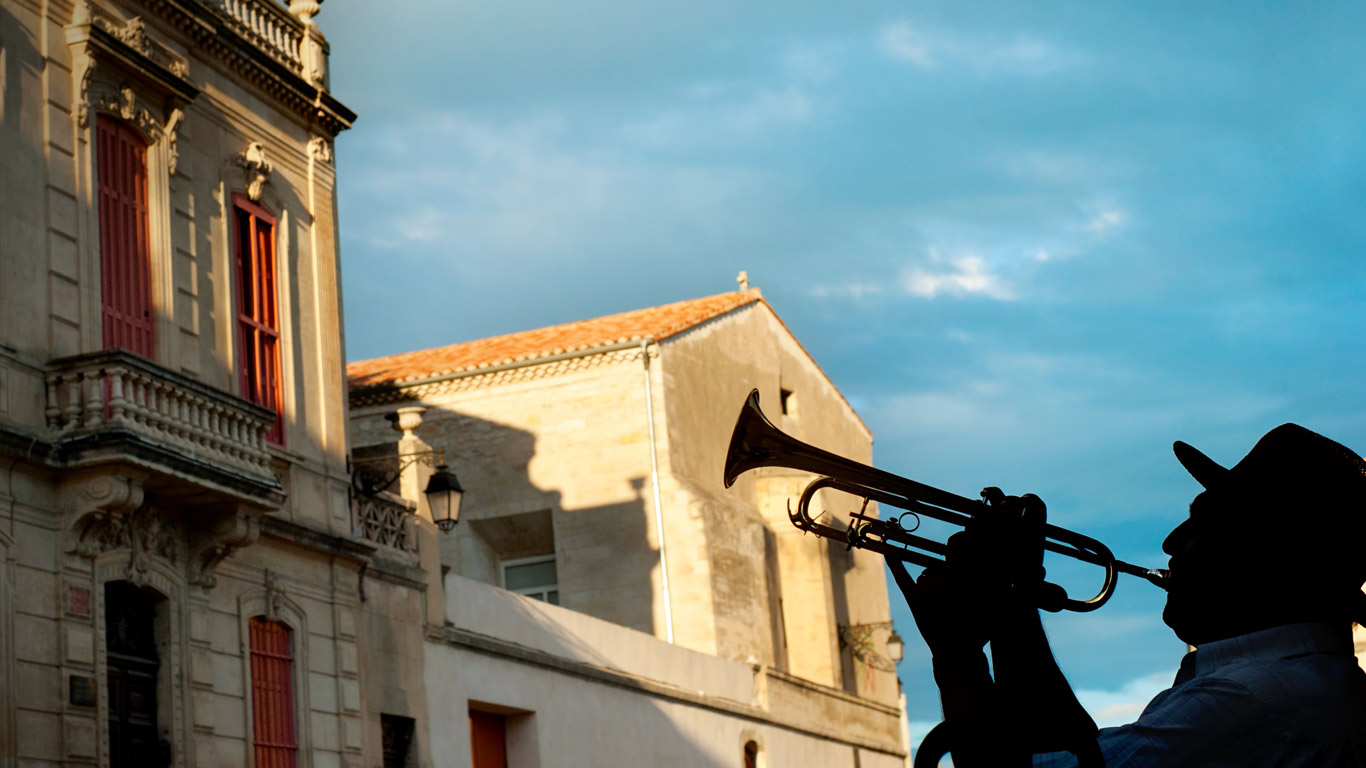 Silhouette d’un trompettiste dans une rue d’Arles, Bouches-du-Rhône, PACA (© Ivan Nesterov/Alamy)(Bing France)