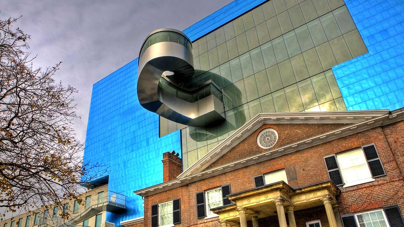 Rear wall of Art Gallery of Ontario, Toronto, Ontario (© Klaus Lang/All Canada Photos/age fotostock)(Bing Canada)