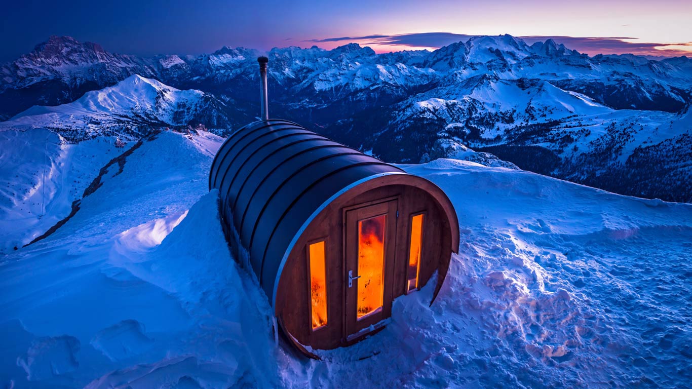 多洛米蒂山脉Lagazuoi山上的桑拿屋，意大利 (© Spotcatch/Westend61/Offset)(Bing China)