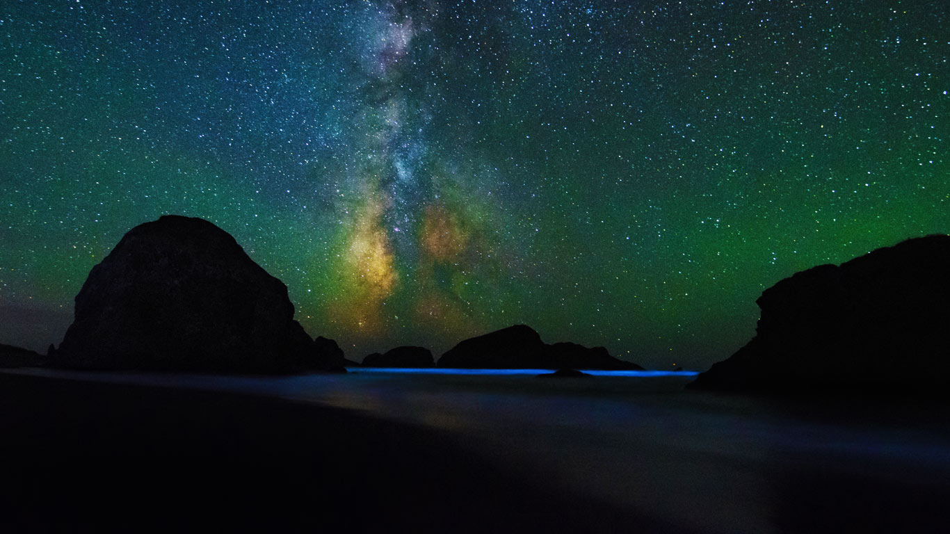 俄勒冈，塞巴斯蒂安州立公园的景观走道，满天繁星，海水闪烁 (© David Pasillas/500px)(Bing China)