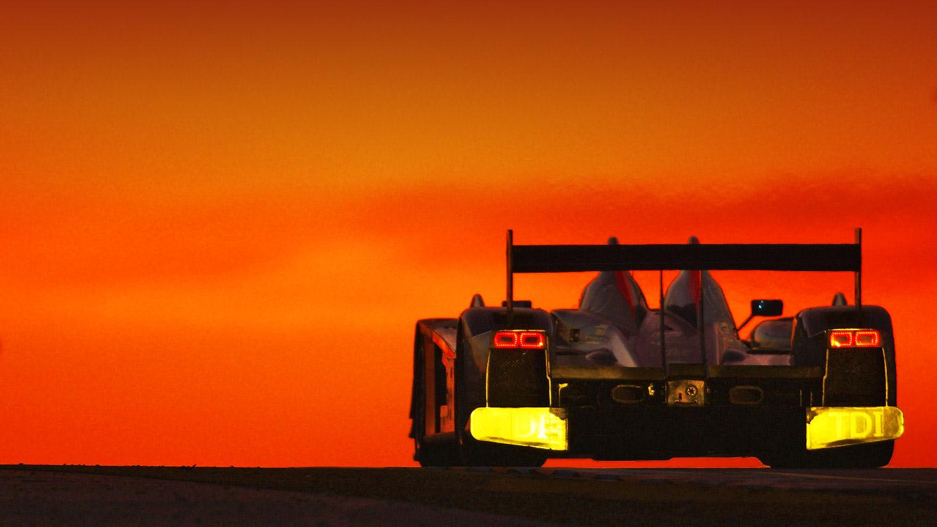 Audi R10 de Colin Kolles au lever du soleil lors de la 77e édition des 24 heures du Mans, 14 juin 2009 au Mans, France (© Bryn Lennon/Getty Images)(Bing France)