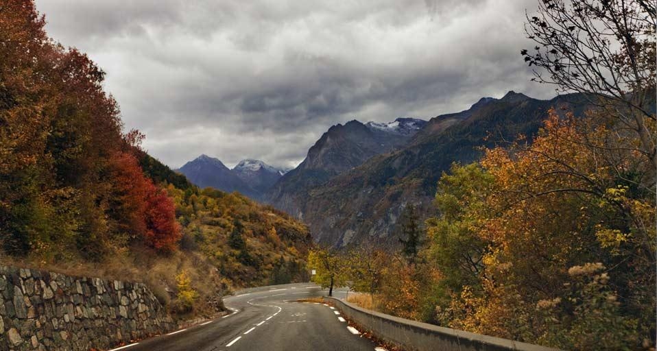 Route allant à l’Alpe d’Huez, Isère, Rhône-Alpes (© Don Paulson/Jaynes Gallery/Danita Delimont) &copy; (Bing France)