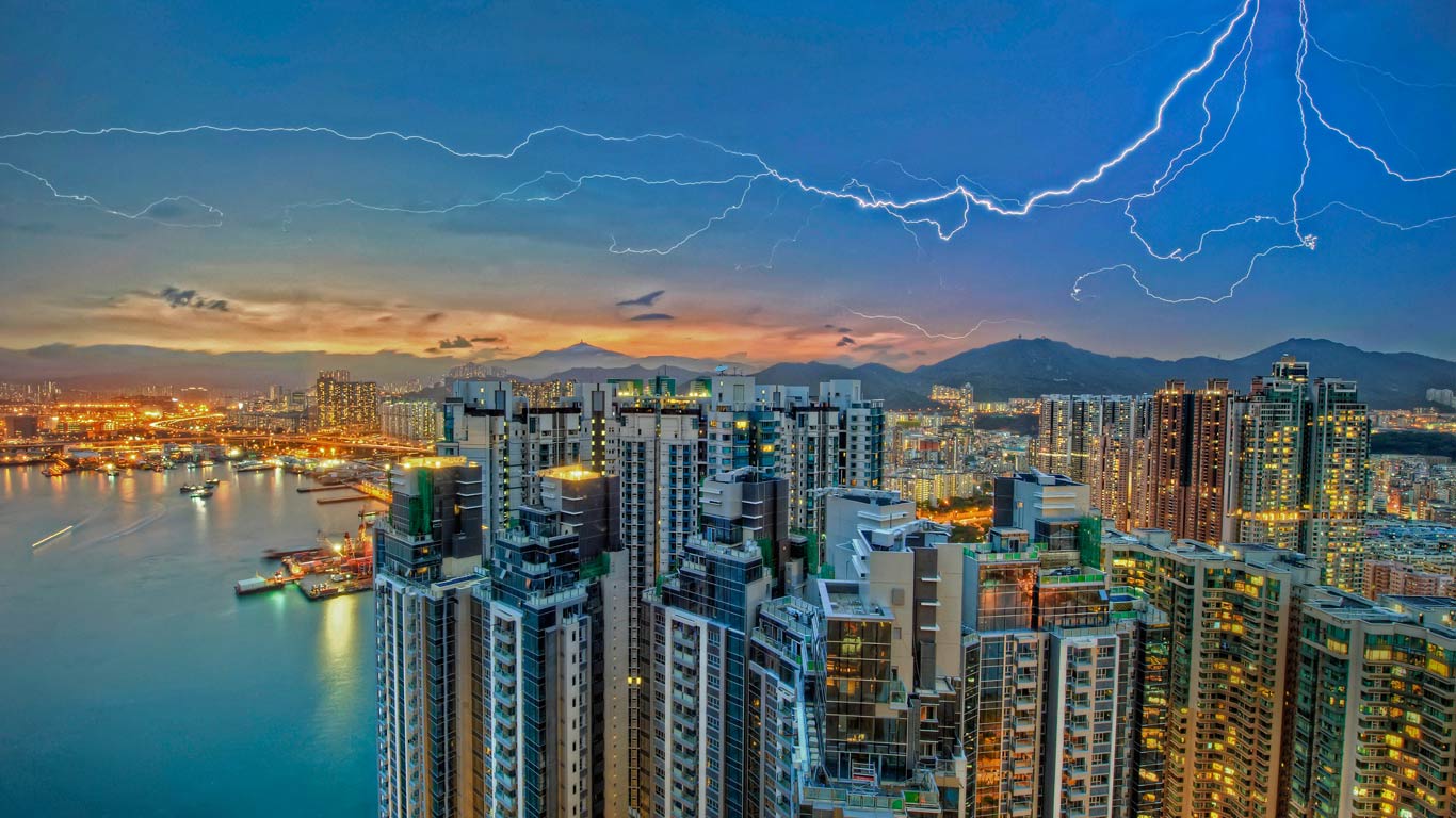 香港，电闪雷鸣中的九龙半岛 (© Daniel Chui/Moment/Getty Images)(Bing China)