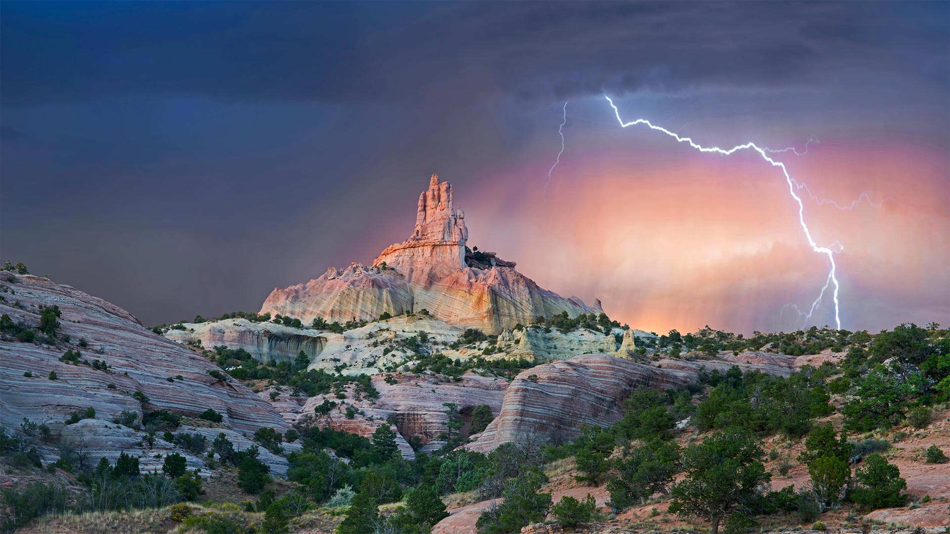 红石公园教堂岩附近的雷击，新墨西哥州 (© Tim Fitzharris/Minden Pictures)(Bing China)