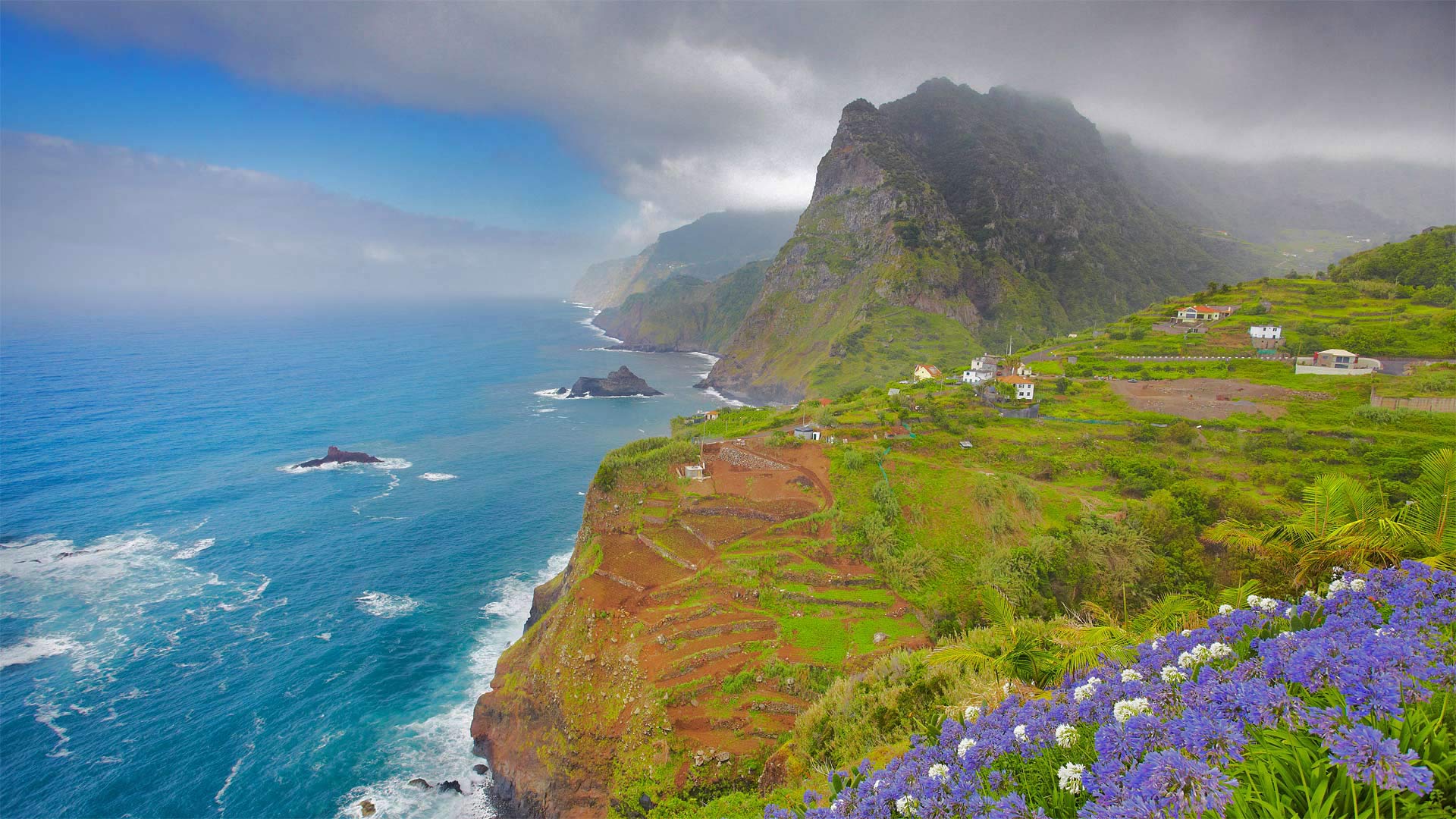 蓬塔德尔加达附近的海岸，葡萄牙 (© Jan Wlodarczyk/Alamy)(Bing China)