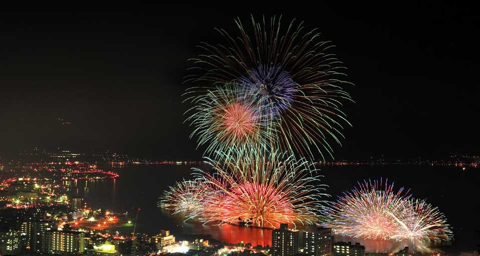｢諏訪湖祭湖上花火大会｣長野, 諏訪市 -- JTB Photo/Photolibrary &copy; (Bing Japan)