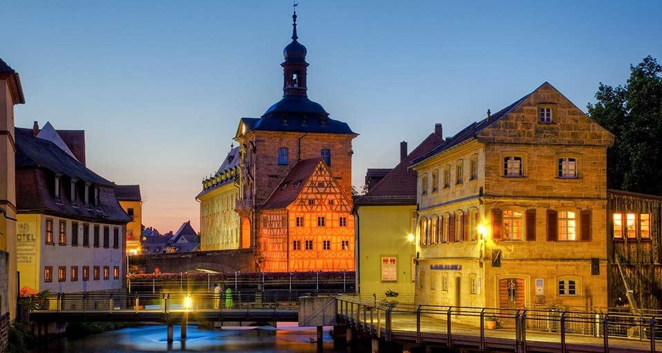 Altstadt und Altes Rathaus auf der Brücke über die Regnitz, Bamberg, Oberfranken, Bayern, Deutschland (©Reinhard Schmid/Huber/4Corners) &copy; (Bing Germany)