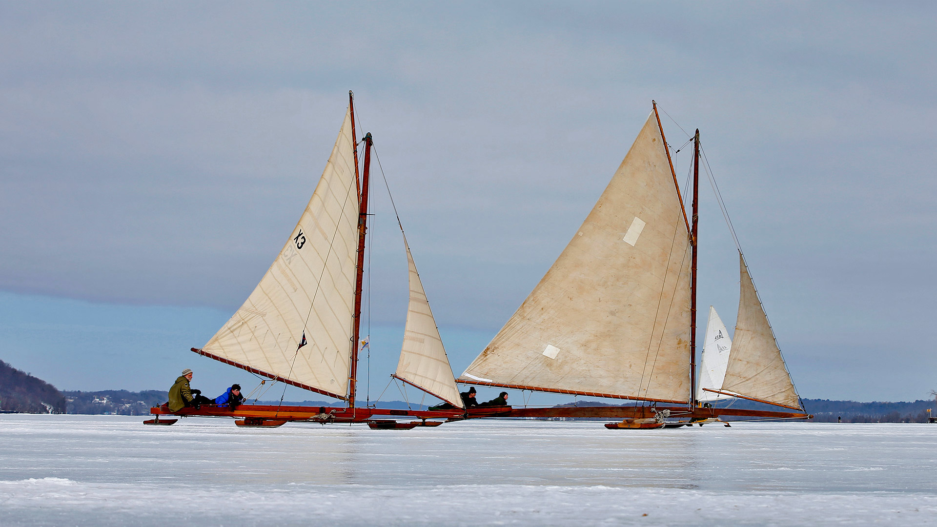 Antique iceboats on the frozen Hudson River near Astor Point in Barrytown, New York (© Mike Segar/REUTERS)(Bing Canada)