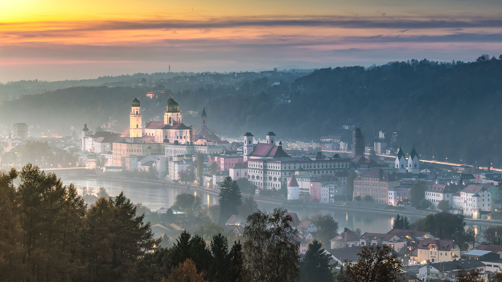 Abenddämmerung über der Altstadt von Passau, Bayern (© Sergey Alimov/Moment/Getty Images)(Bing Deutschland)