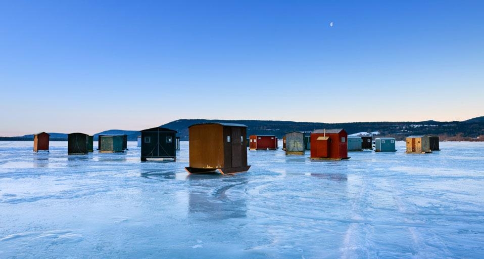 美国纽约州，冰封湖面上的冰钓小屋 (© Dermot Conlan/Corbis) &copy; (Bing China)