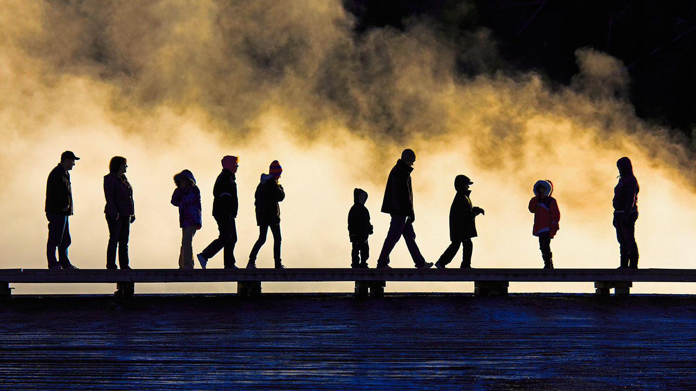 黄石国家公园的游客 (© Jason Savage/Tandem Stills + Motion)(Bing China)