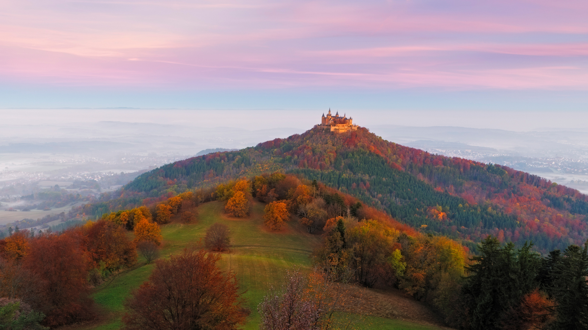 Blick auf die Burg Hohenzollern in der Nähe von Hechingen, Schwäbische Alb, Baden-Württemberg (© Cornelia Dorr/eStock Photo)(Bing Deutschland)