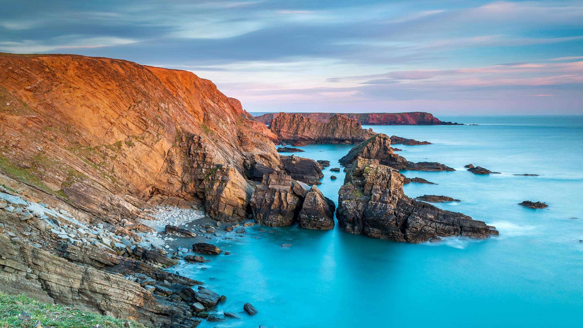 彭布鲁克郡海岸国家公园中的Pitting Gales Point，西威尔士 (© Sebastian Wasek/Getty Images)(Bing China)