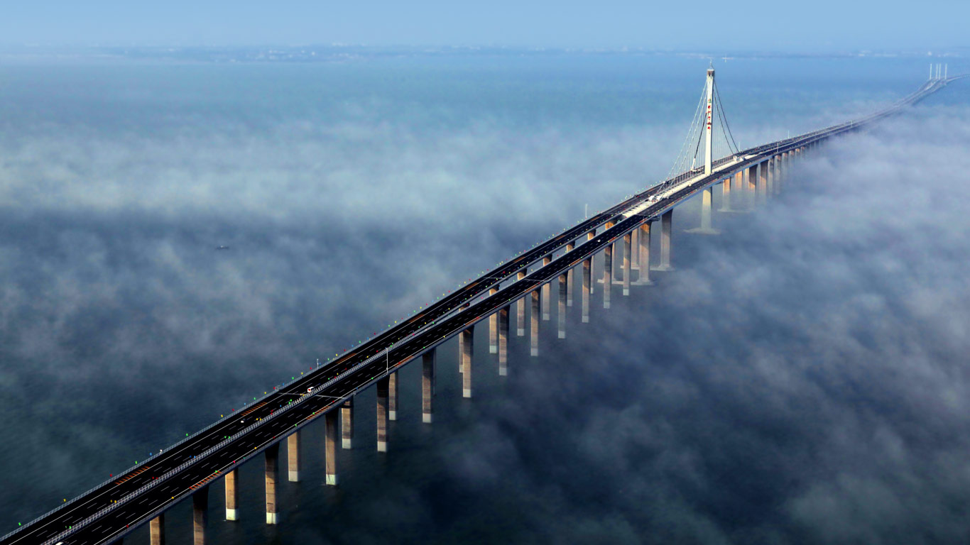 山东青岛海湾大桥鸟瞰图 (© Yan Runbo/Corbis)(Bing China)