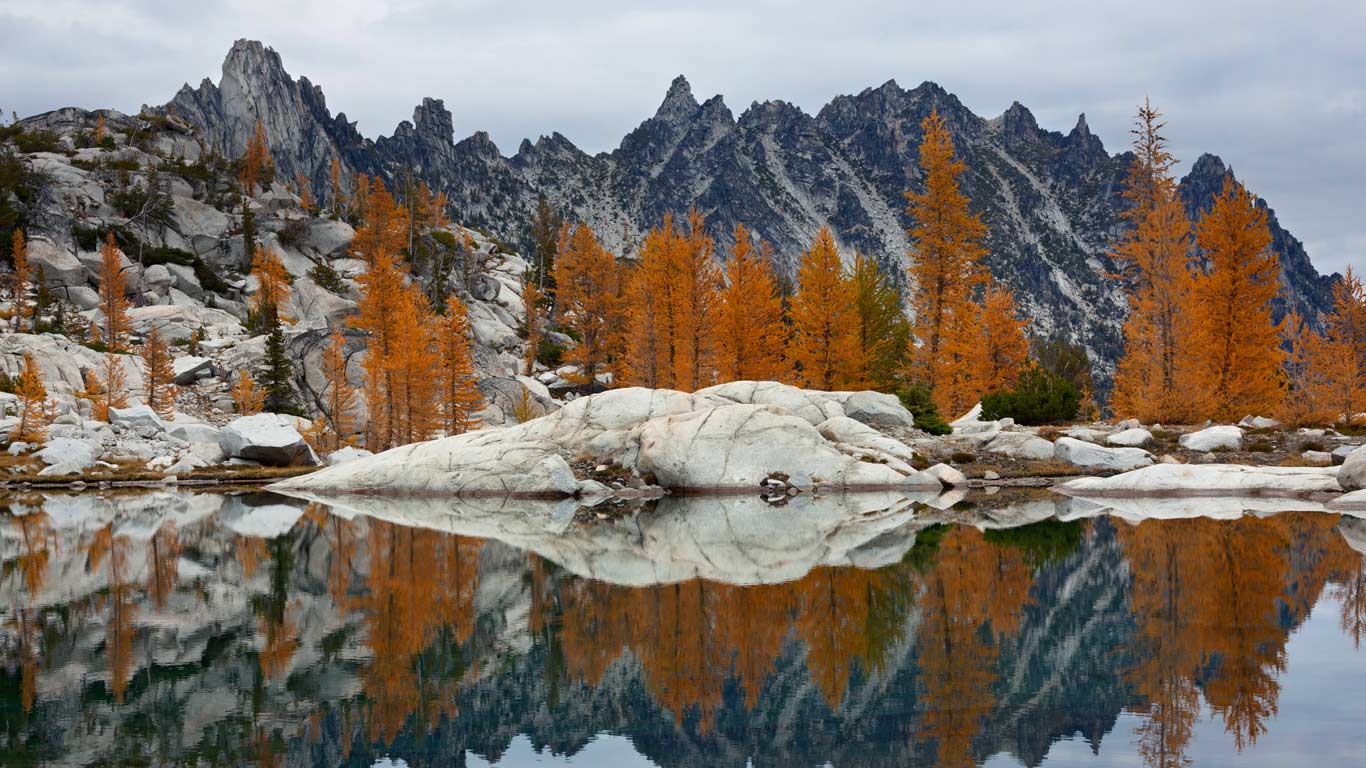 Golden larches and Prusik Peak reflected in Troll Sink Tarn, Upper Enchantments, Alpine Lakes Wilderness, Washington (© Karen Crowe/Corbis)(Bing Canada)