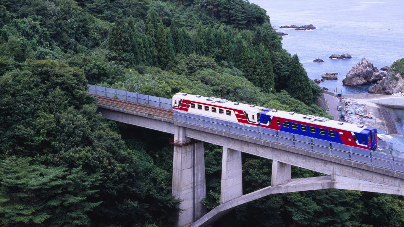 ｢三陸鉄道北リアス線｣岩手, 普代村 (© JTB Photo/SuperStock)(Bing Japan)