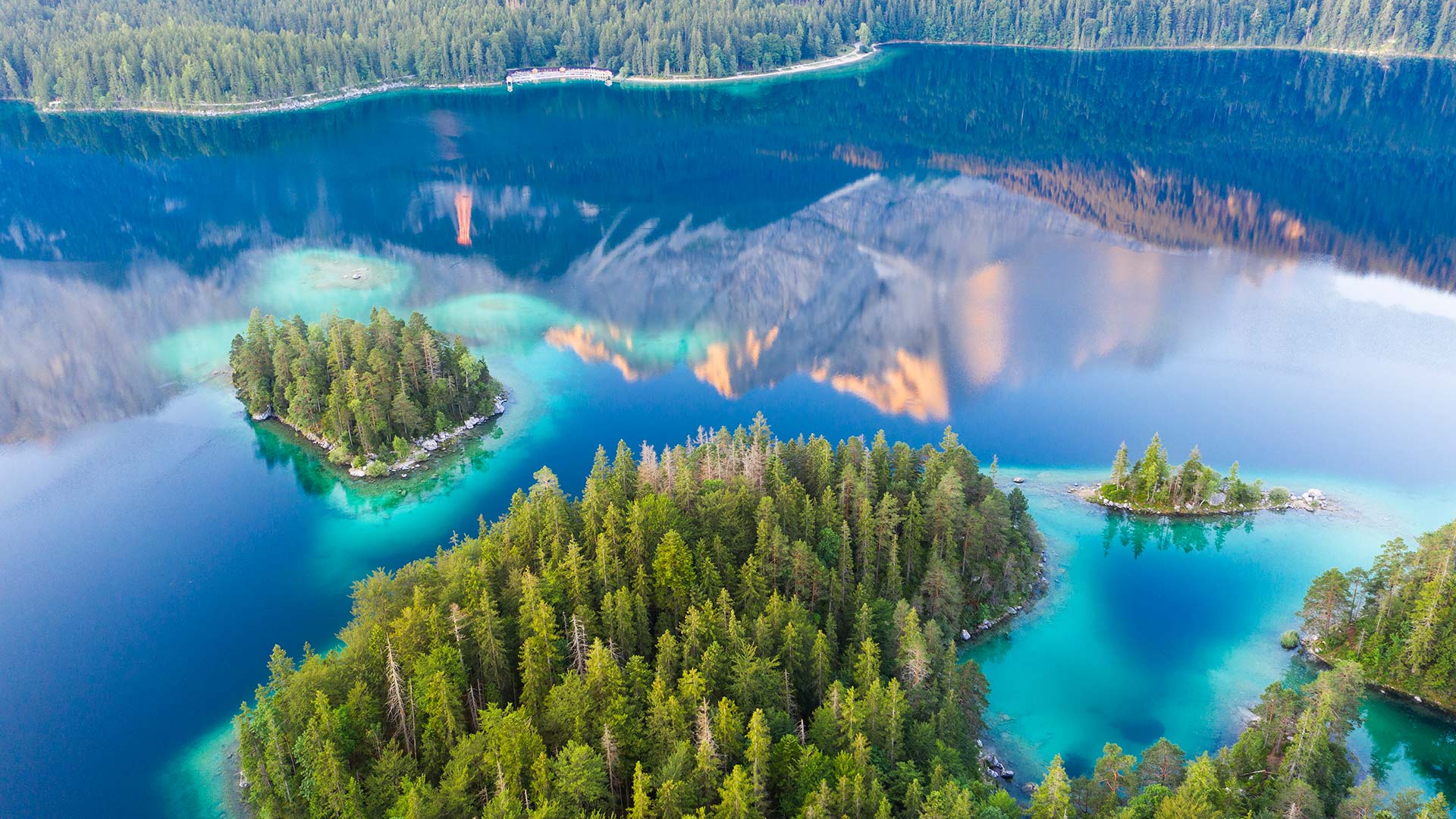倒映在艾布湖上的楚格峰，德国巴伐利亚 (© Martin Siepmann/Westend61/Offset by Shutterstock)(Bing China)