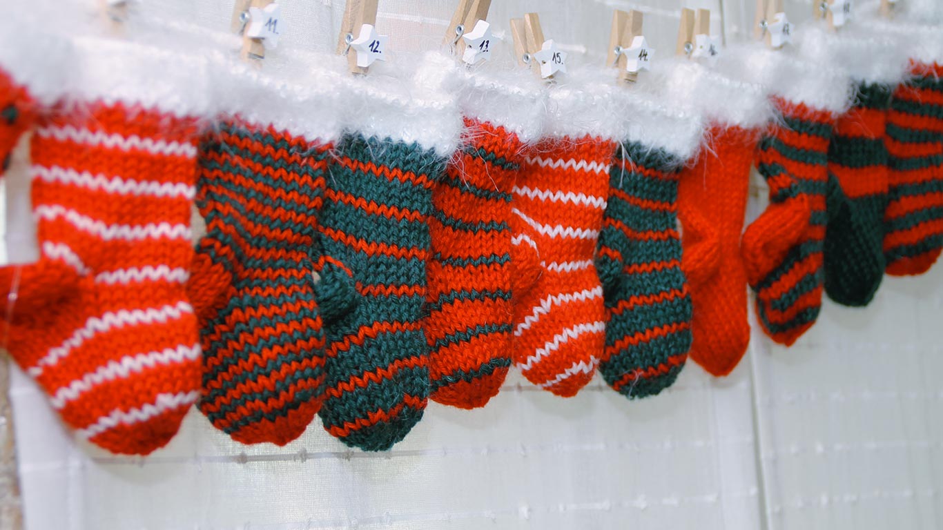 Un calendrier de l’Avent composé de petites chaussettes tricotées (© Zoonar GmbH/Alamy Stock Photo)(Bing France)