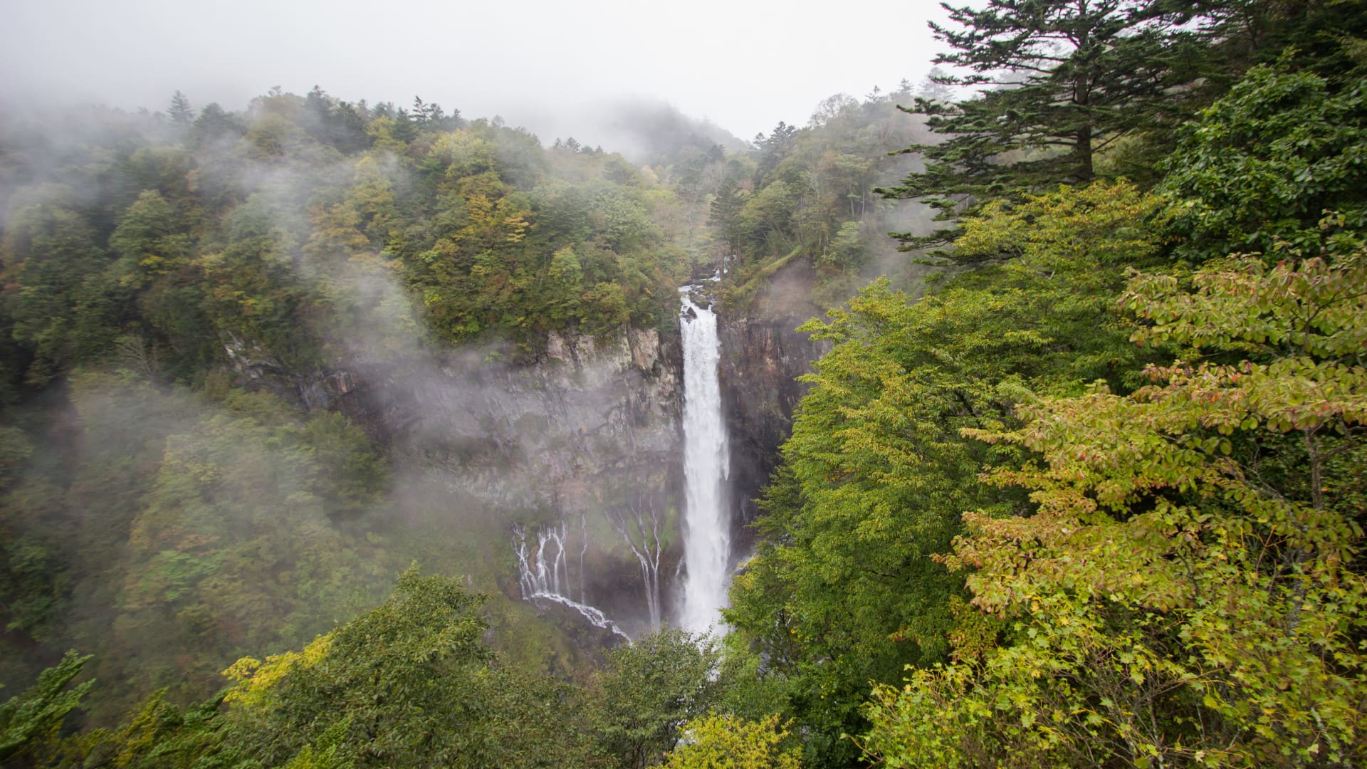 ｢華厳の滝｣栃木県, 日光市 (© Sawarut Triratanachat/Shutterstock)(Bing Japan)