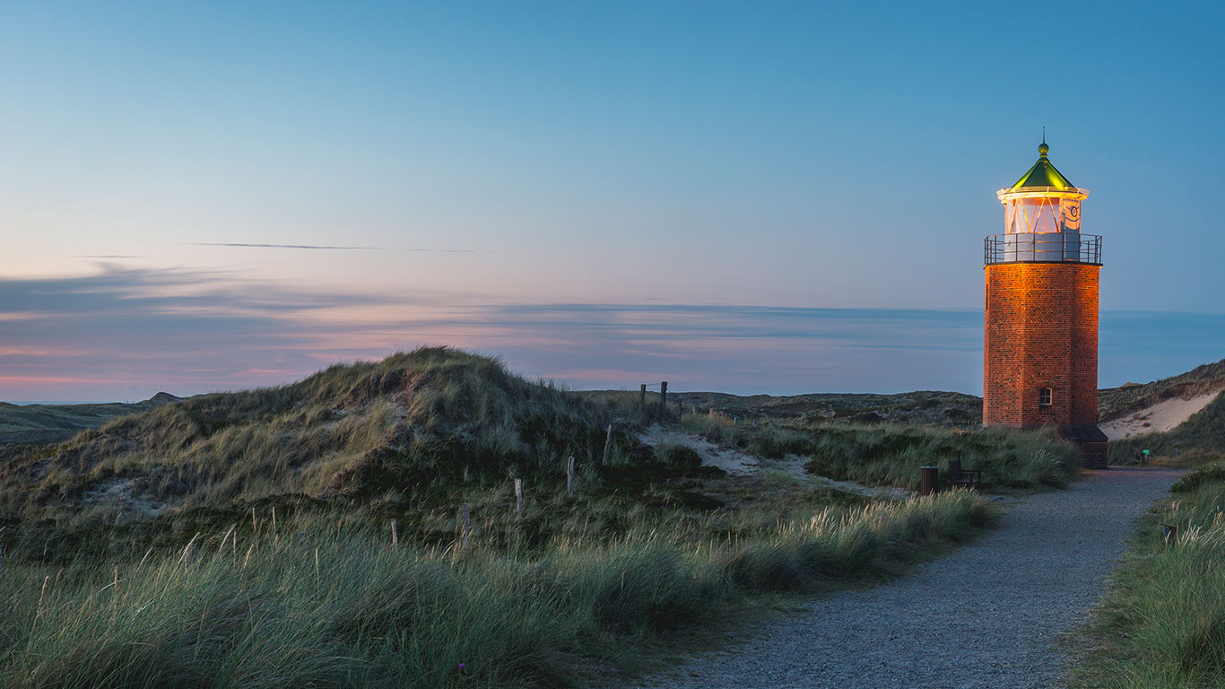 Leuchtfeuer Rotes Kliff bei Kampen, Sylt, Schleswig-Holstein, Deutschland (© Kerstin Bittner/Westend61/Shutterstock/Offset)(Bing Deutschland)