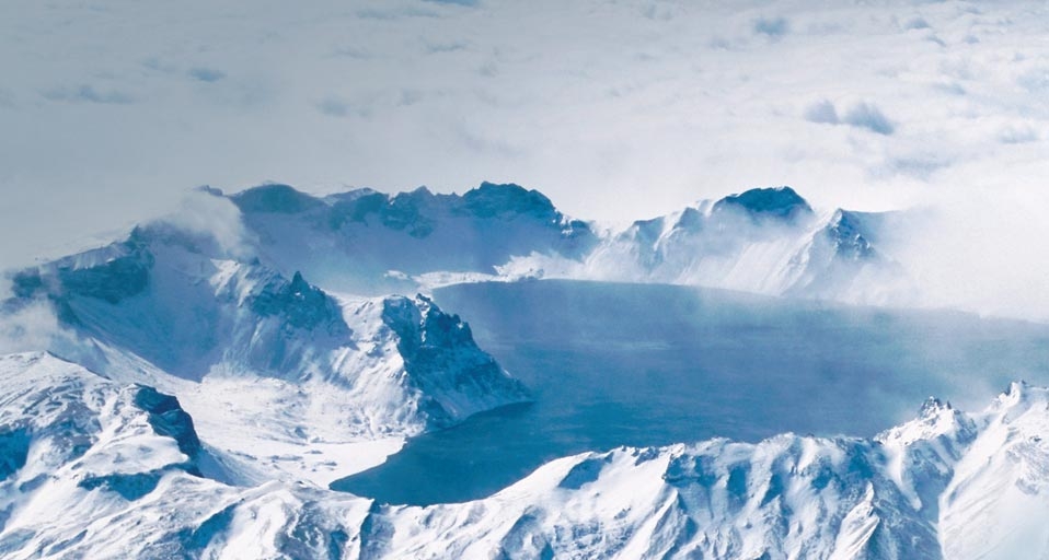 东北冰雪之旅：东北最高峰吉林长白山 -- China Tourism Press/Riser &copy; (Bing China)