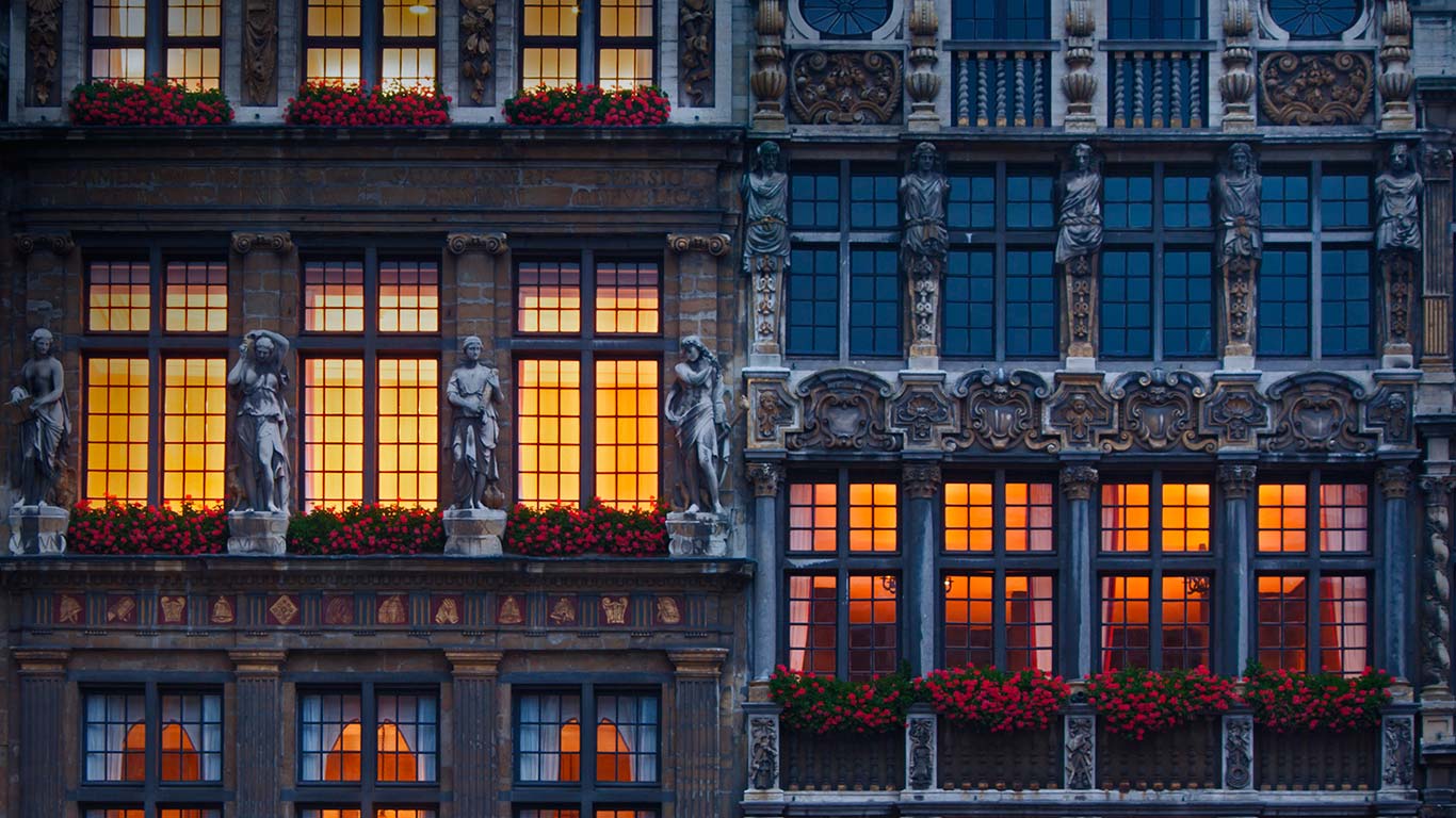 比利时，布鲁塞尔大广场上的建筑 (© Charles Bowman/Corbis)(Bing China)