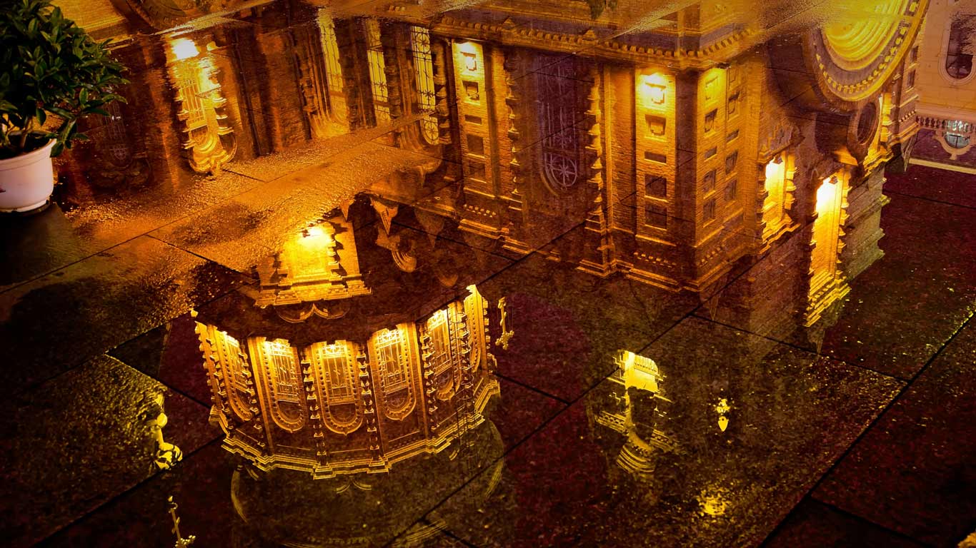 黑龙江省哈尔滨市，雨后圣索菲亚大教堂的倒影 (© Wiliam Perry/Alamy)(Bing China)